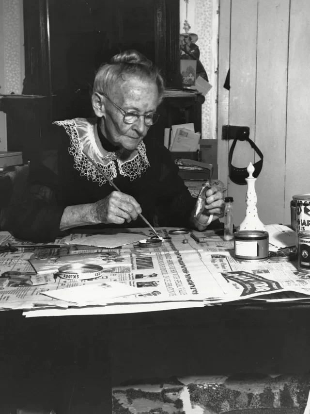 cropped-Anna-Mary-Robertson-Moses-1946-1.webp