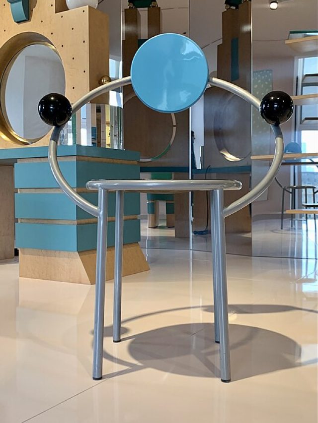 528px-Chair,_by_Michael_Graves,_1982_or_1983,_metal_and_wood_with_epoxy_lacquer,_and_plastic,_Inv._994.1,_Musée_des_Arts_Décoratifs,_Paris_(01)