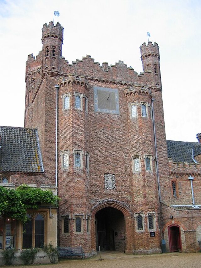 583px-Oxburgh-gatehouse-inside
