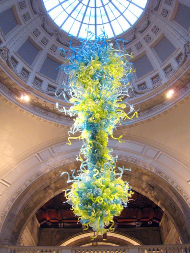 Chandelier_in_the_rotunda_of_the_V_and_A_museum_-_geograph.org.uk_-_1569071