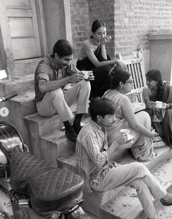 Students at Faculty of Fine Arts, (L to R Dushyant Singh Rathod, Nilima Sheikh, P.D Dhumal, Mrinalini Mukherjee and Rini Dhumal), Image Courtesy: Latitude 28