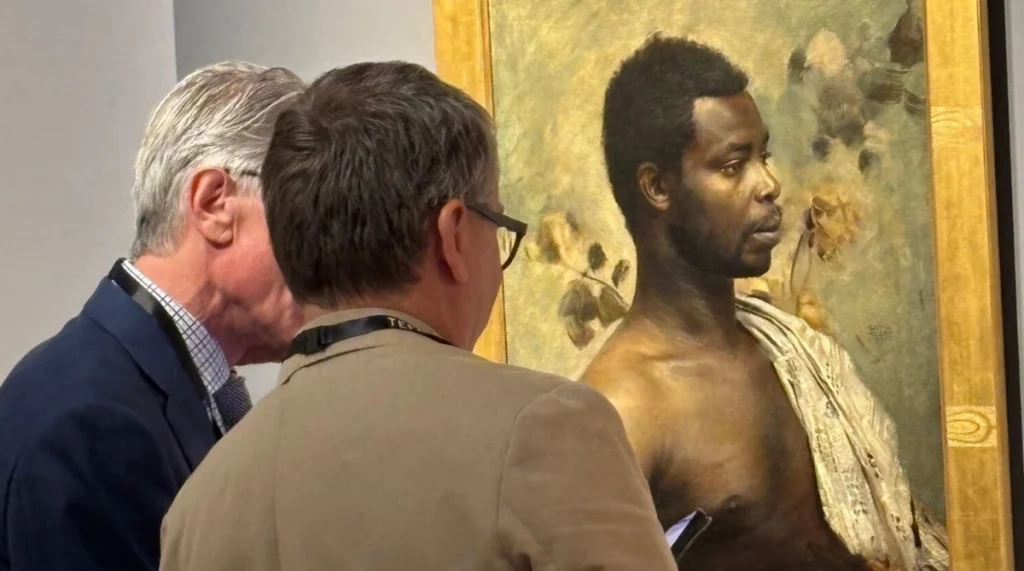 Men looking at Gustav Klimt. Prince William Nii Nortey Dowuona (1897), Oil on canvas. Courtesy - Kronen Zeitung