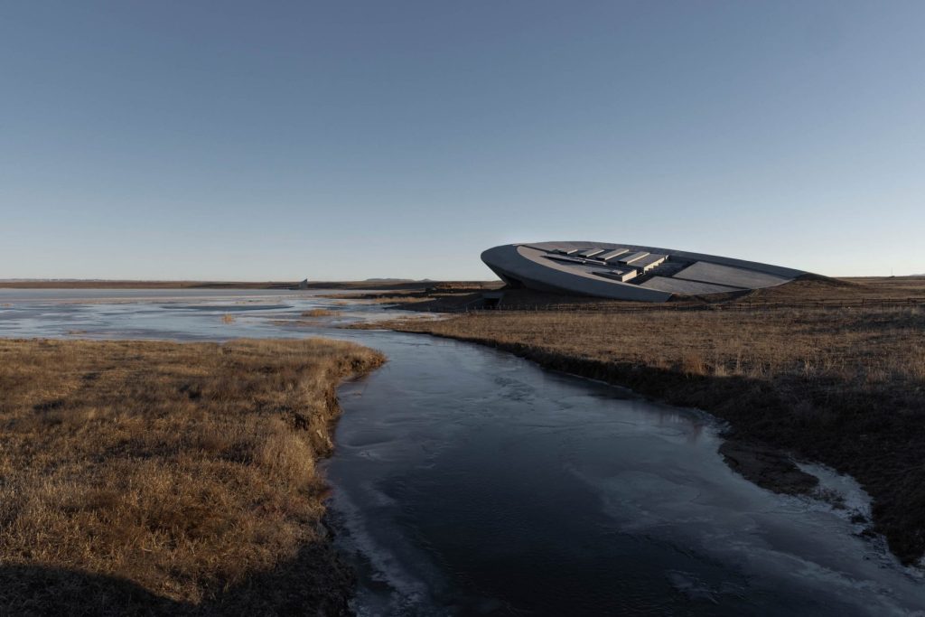 Prairie Ark: Büro Ziyu Zhuang lands a saucer-like gallery on Inner Mongolia